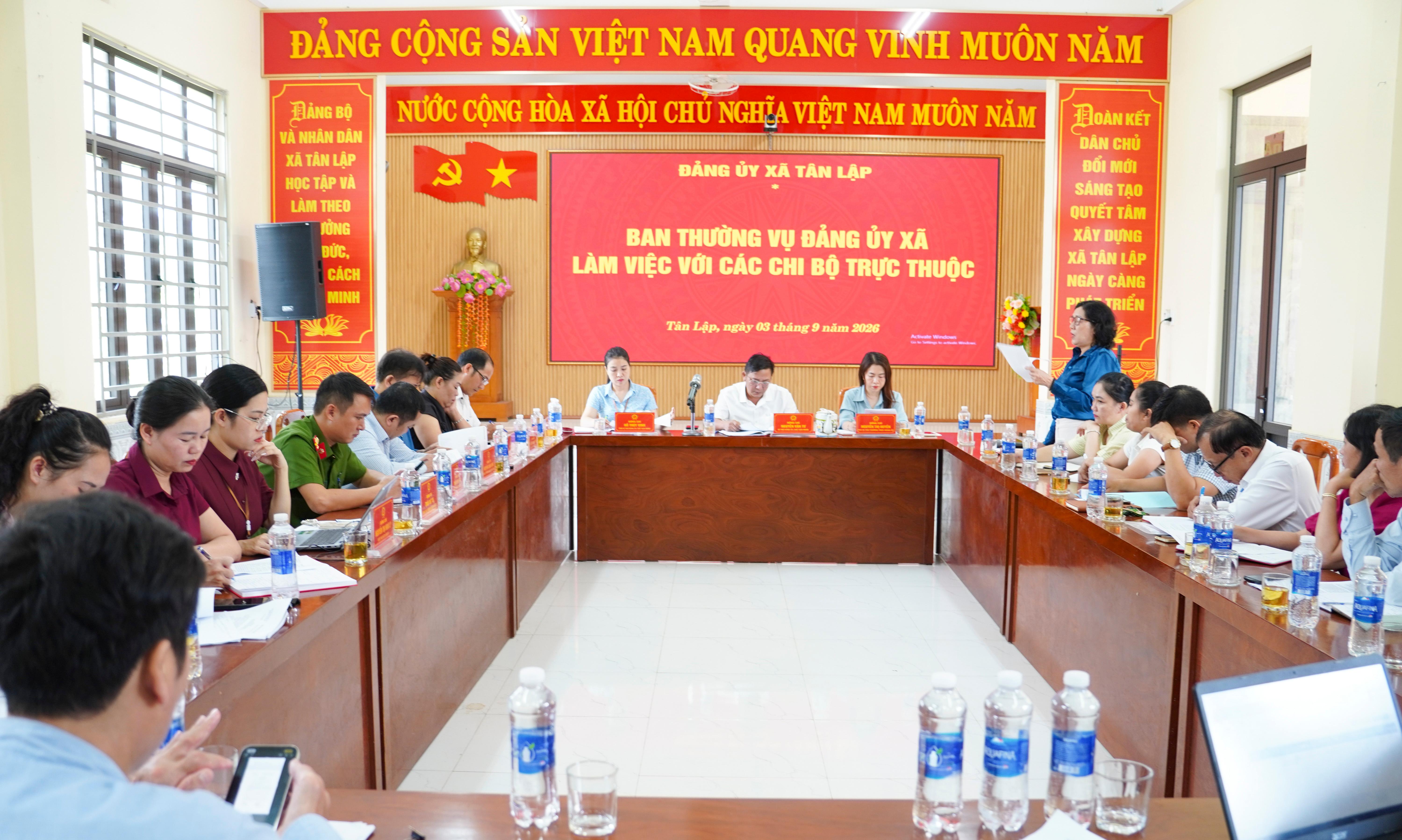 Ban Thường vụ Đảng ủy xã Tân Lập làm việc với 9 chi bộ thôn.