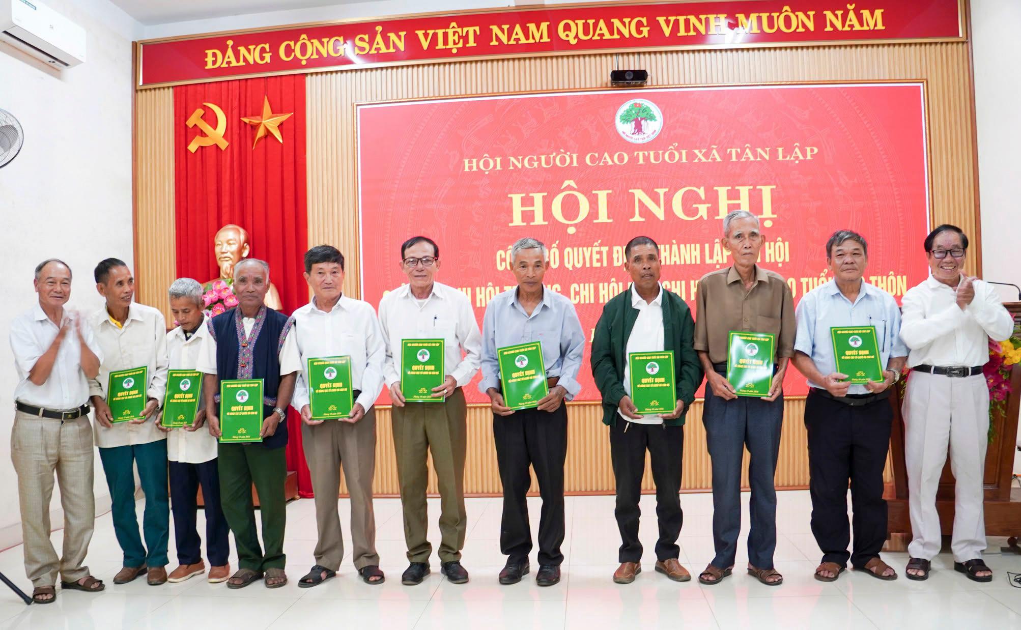 Hội nghị công bố quyết định thành lập các chi hội và chỉ định Chi hội trưởng, Chi hội phó Chi hội...