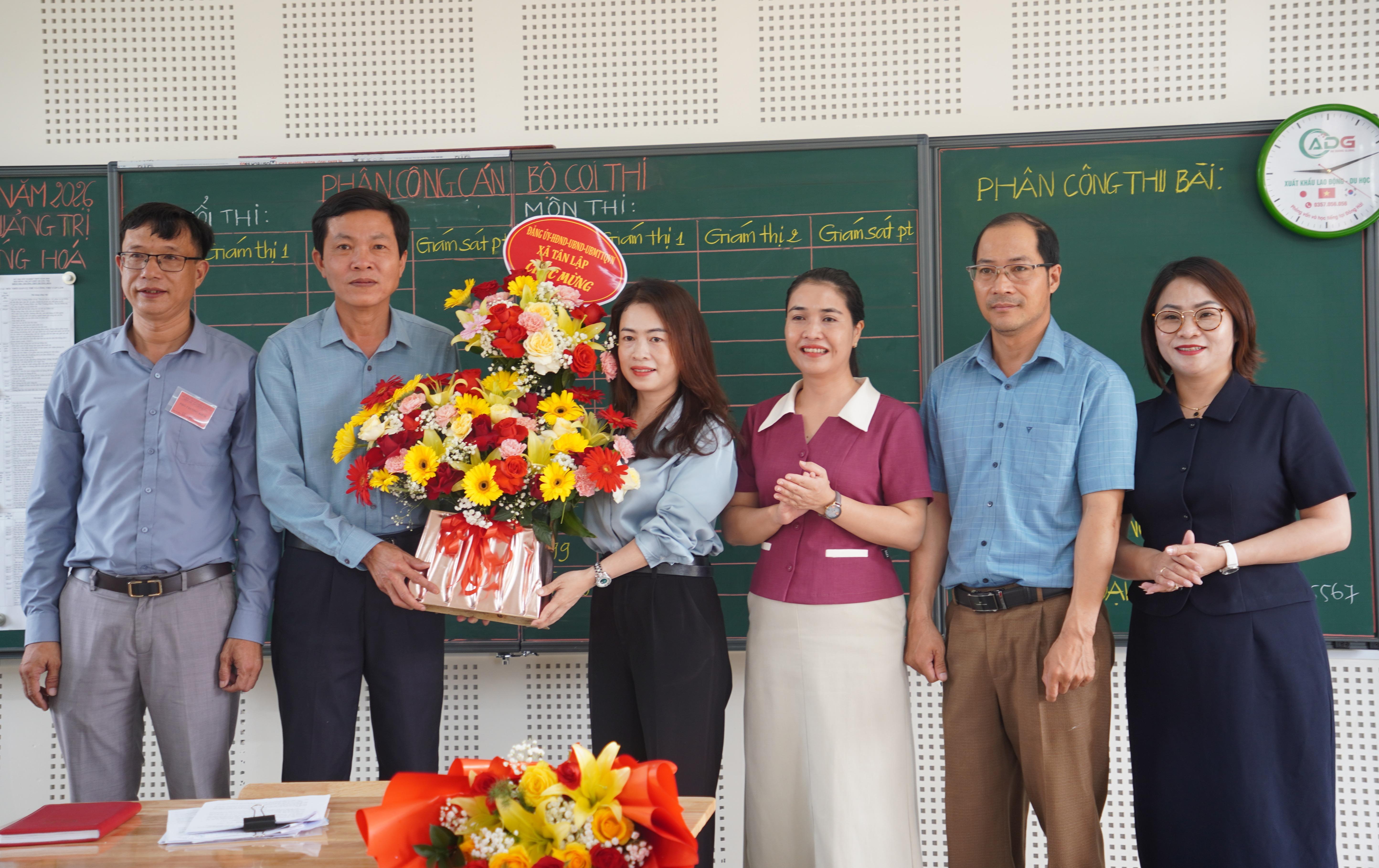 Lãnh đạo xã Tân Lập thăm Hội đồng thi tốt nghiệp THPT Hướng Hóa năm 2026